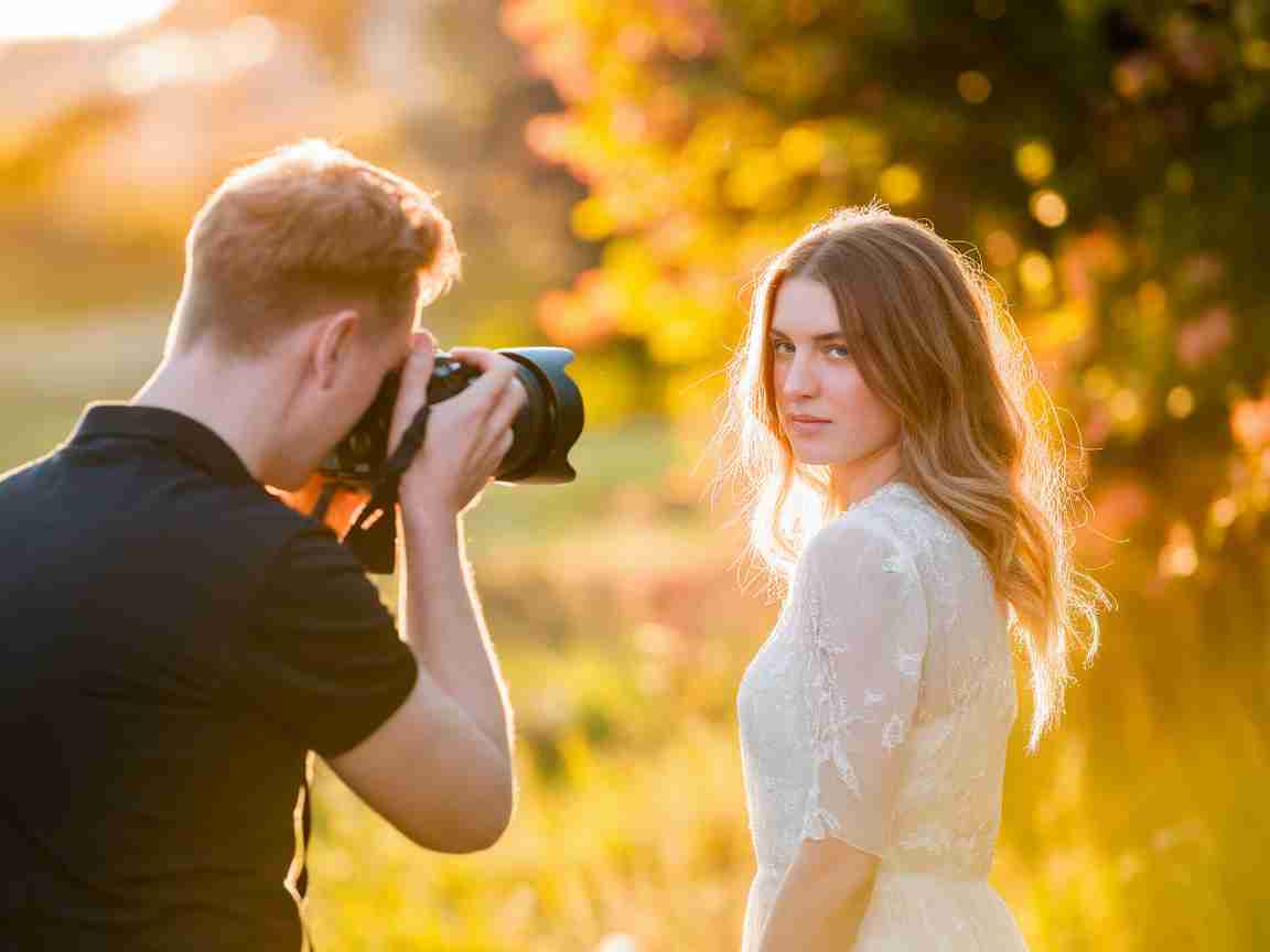 Una imagen que ilustra la maestría de técnicas de iluminación esenciales para la fotografía de retratos al aire libre